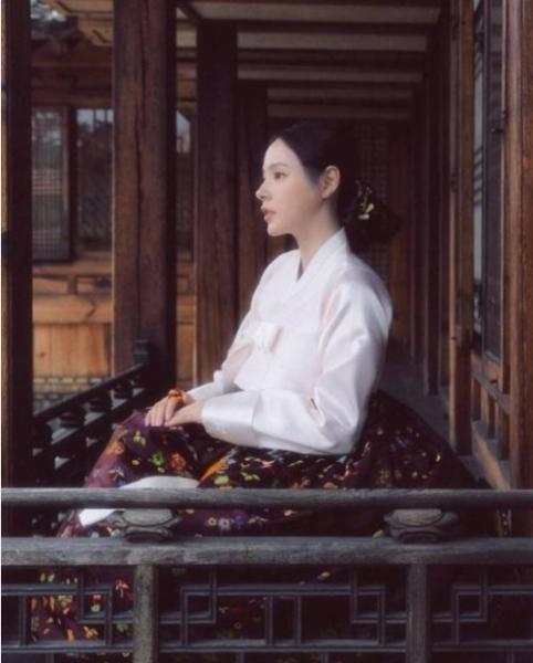 韩国女艺人闵孝琳晒韩服写真 展现端庄优雅魅力