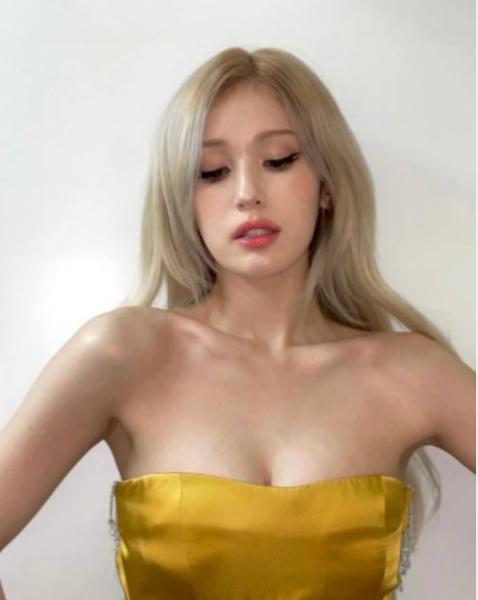 韩国女艺人Somi晒穿金色裹胸长裙美照身材前凸后翘太火辣！