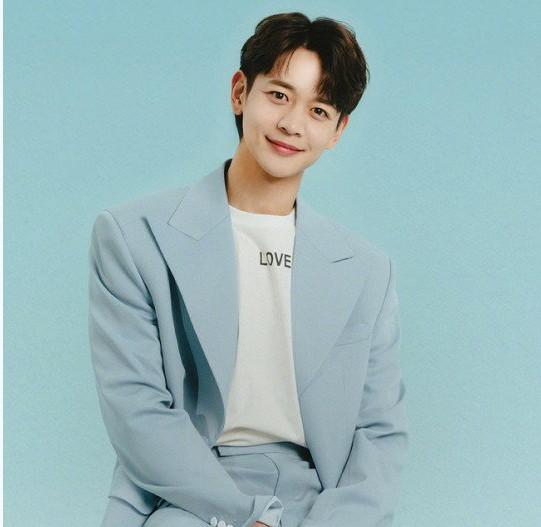 SHINee成员崔珉豪将于12月12日发行首张迷你专辑《CHASE》