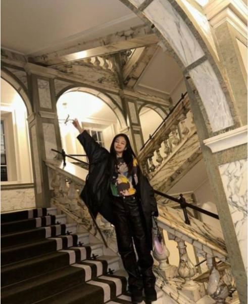 BLACKPINK成员JENNIE近照公开复古楼梯长廊拍美照穿皮衣皮裤潇洒自在