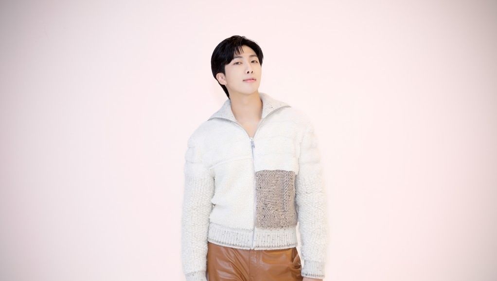 【韩国新闻】BTS 队长RM（金南俊）在纽约美术馆献唱其首张个人专辑《Indigo》收录曲的视频