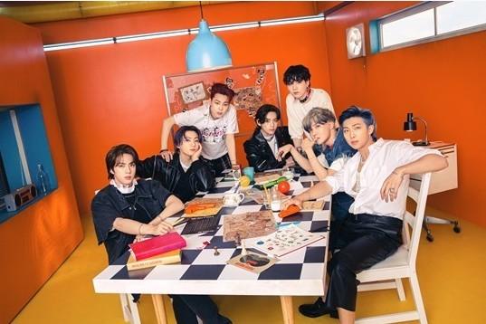 人气男团防弹少年团被KBS WORLD RADIO评为年度最受欢迎的KPOP歌手