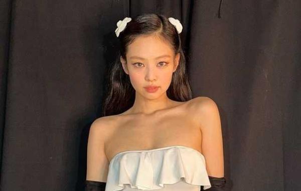 JENNIE再爆亲吻搂抱神秘男子网急喊V该怎么办！