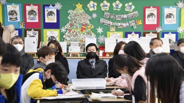 【韩国新闻】韩国企划财政部将研发数字版经济教材，并为教师接受经济教育培训提供奖励，提高各级学校经济教育的内涵