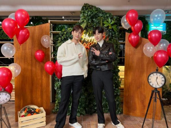 东方神起晒合照庆祝出道19周年 感谢粉丝一如既往地喜爱