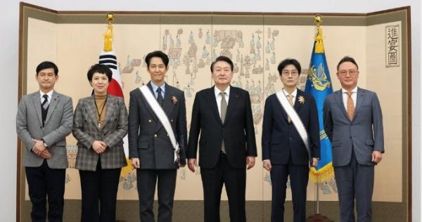 【韩国新闻】韩国总统尹锡悦为人气韩剧《鱿鱼游戏》的导演黄东赫和主演李政宰颁授了文化领域最高荣誉勋章——金冠文化勋章