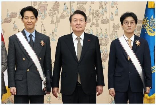 《鱿鱼游戏》导演黄东赫与主演李政宰被授予了韩国总统颁发的金冠文化勋章