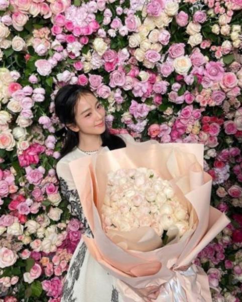 BLACKPINK成员JISOO片场照公开被花团围绕宛如精灵