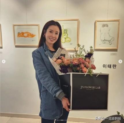 李泰兰现身画展美丽动人 嫁富豪被宠成公主 结婚多年未育引质疑