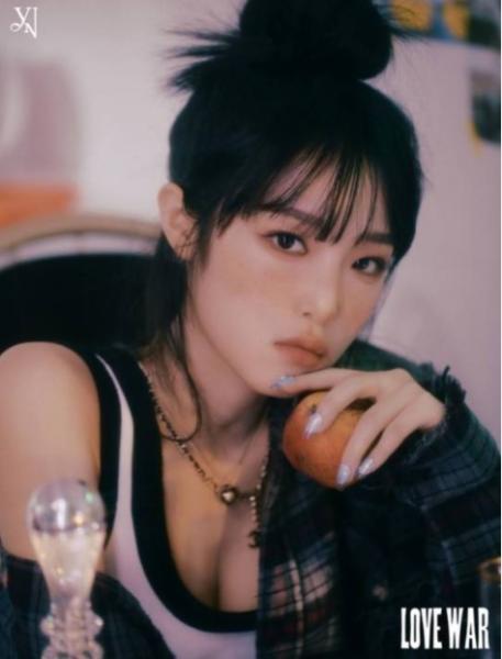YENA首张单曲碟《Love War》的概念照展现性感魅力
