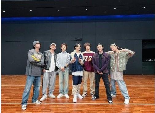 第37届金唱片奖颁奖典礼防弹少年团（BTS）蝉联六届专辑部门最高奖，刷新纪录