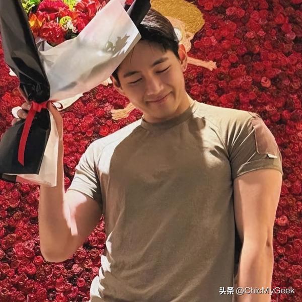 拥有性感男友臂的8位韩男星，全员菩萨男！